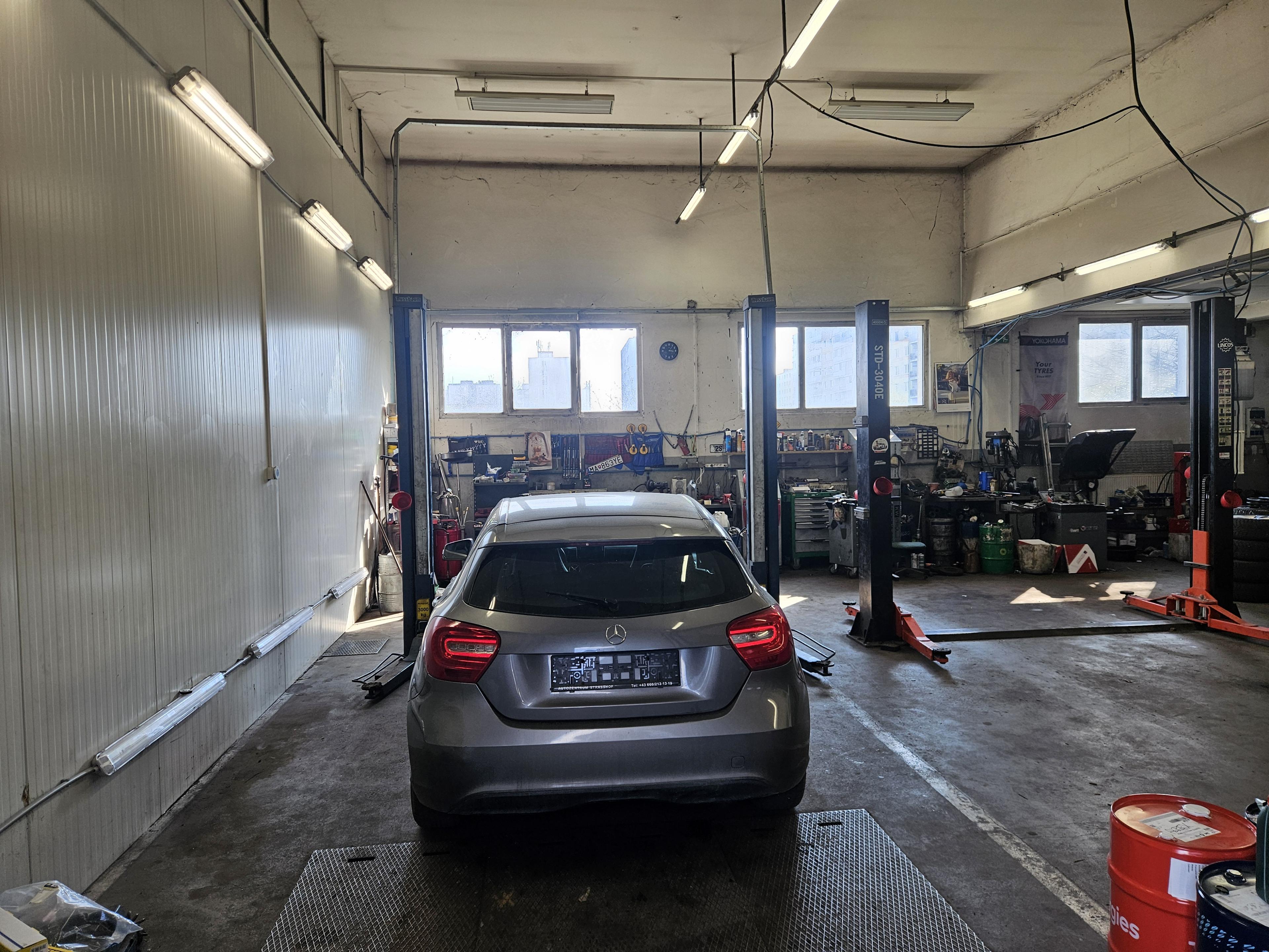 Servisná dielňa s vozidlom Mercedes